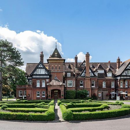 Woodlands Park Hotel Cobham  Bagian luar foto