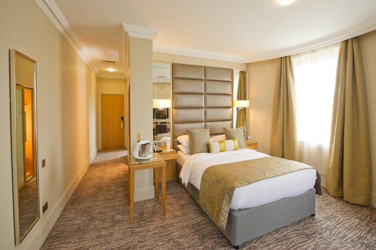 Woodlands Park Hotel Cobham  Bagian luar foto