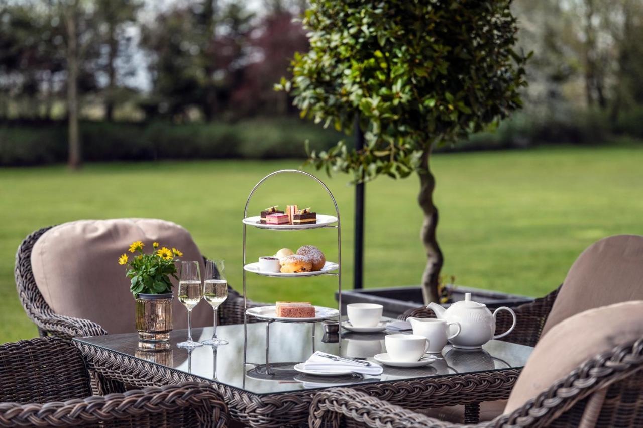 Woodlands Park Hotel Cobham  Bagian luar foto
