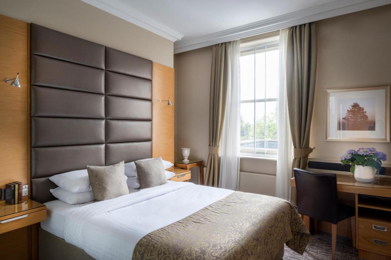 Woodlands Park Hotel Cobham  Bagian luar foto