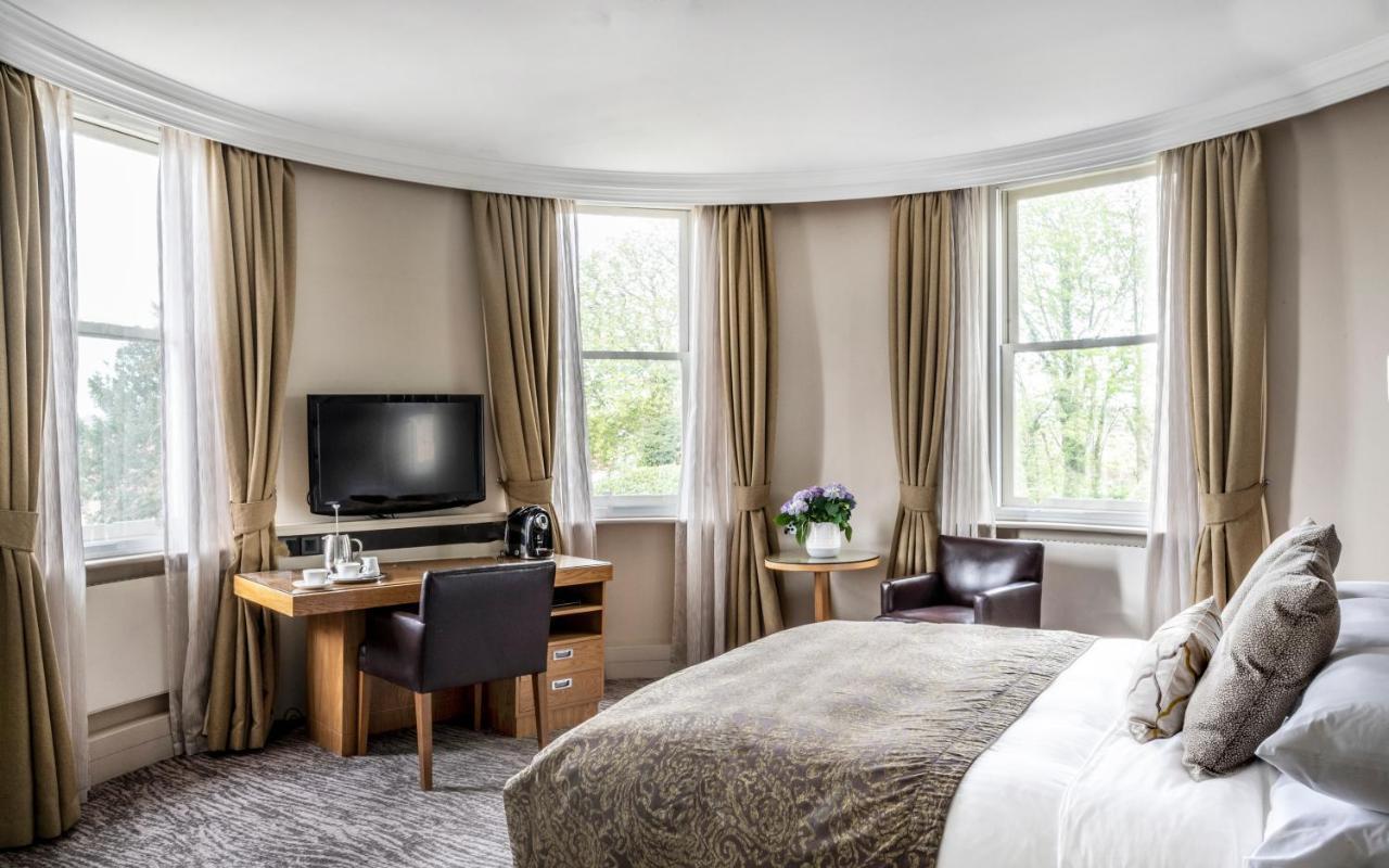 Woodlands Park Hotel Cobham  Bagian luar foto