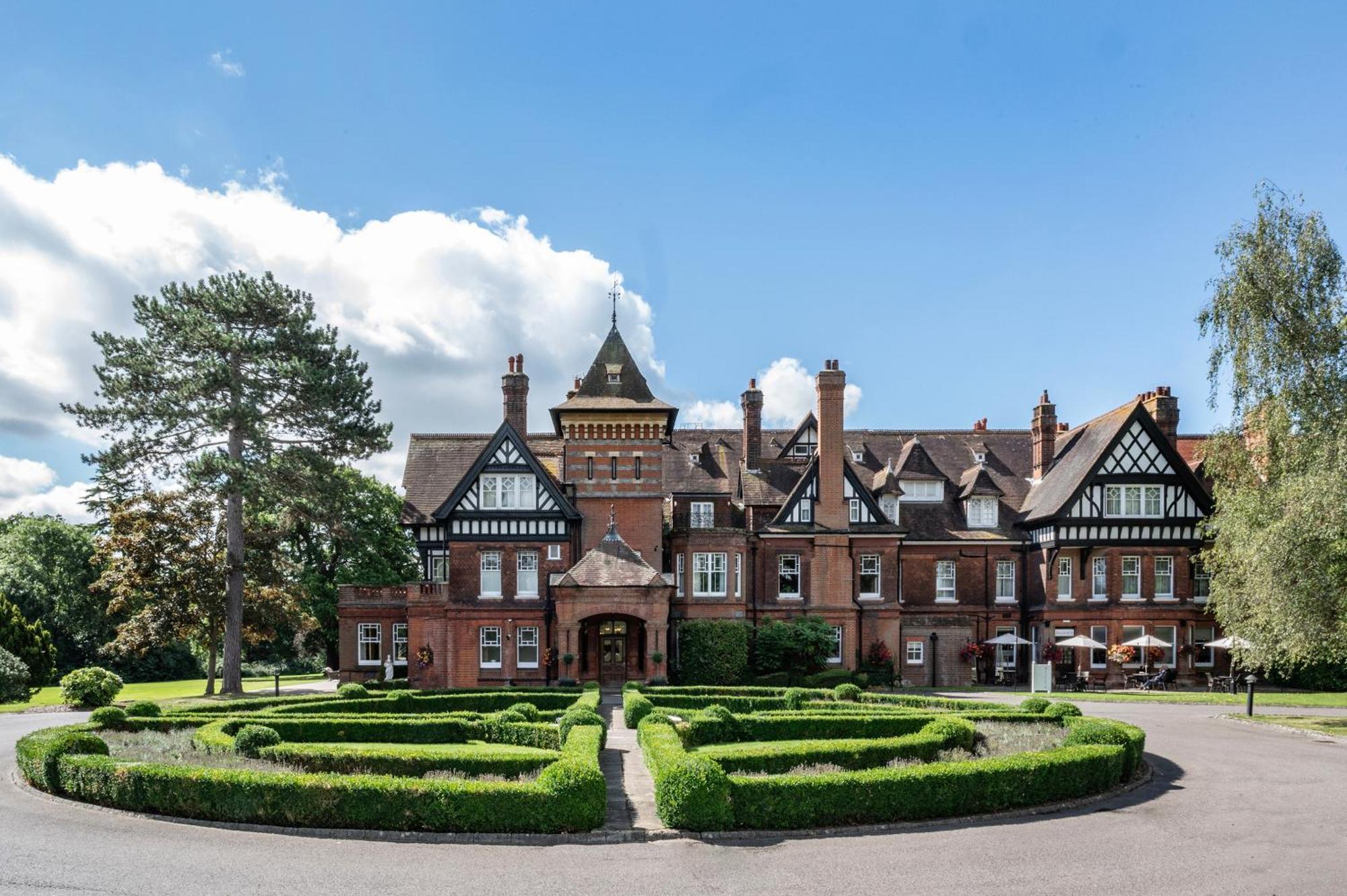 Woodlands Park Hotel Cobham  Bagian luar foto