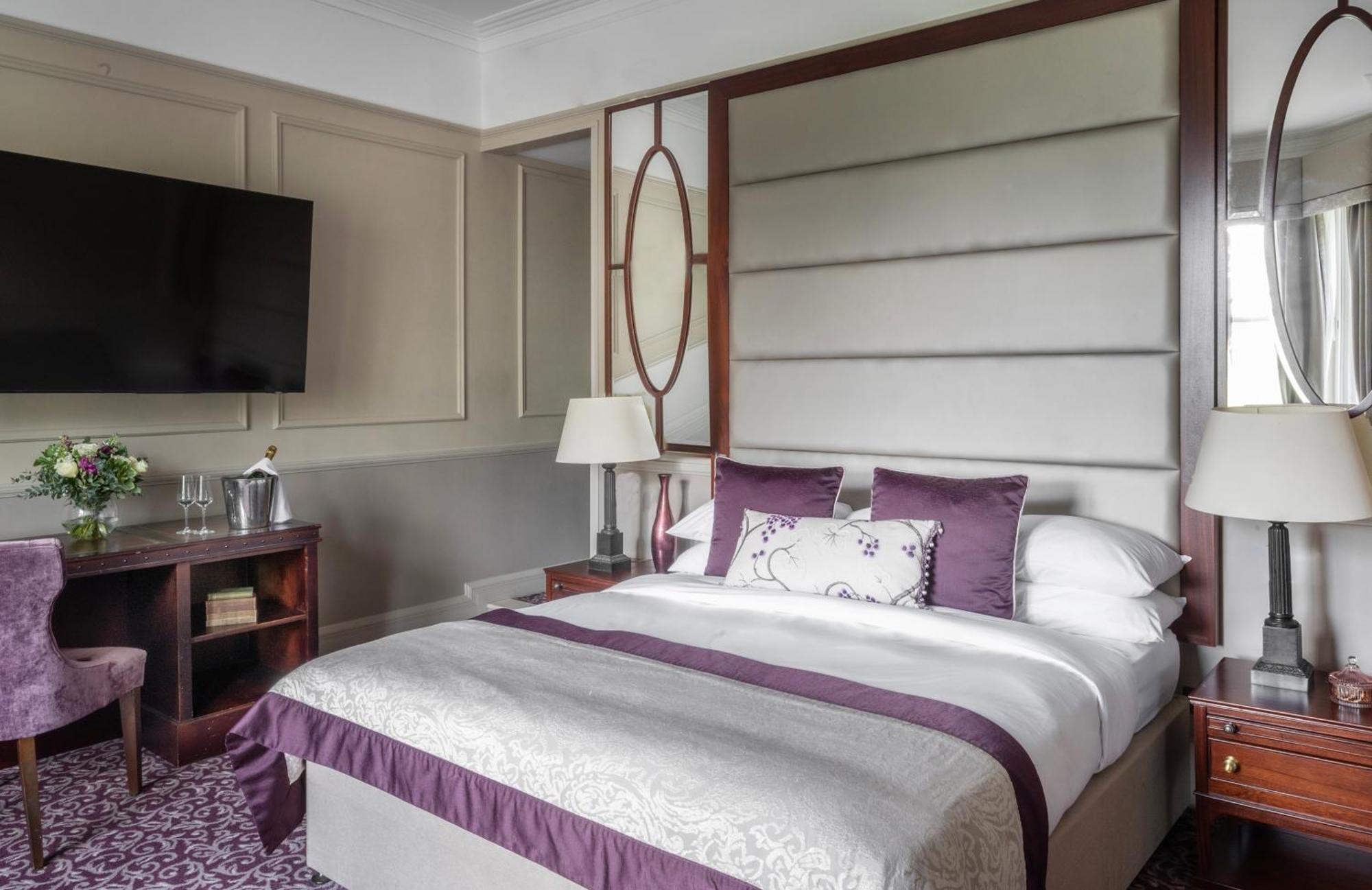 Woodlands Park Hotel Cobham  Bagian luar foto
