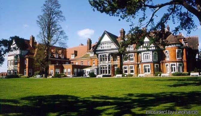 Woodlands Park Hotel Cobham  Bagian luar foto