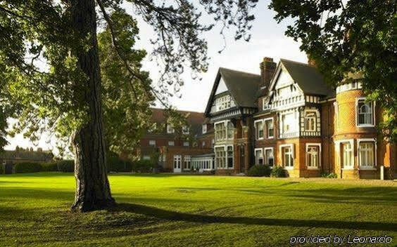 Woodlands Park Hotel Cobham  Bagian luar foto