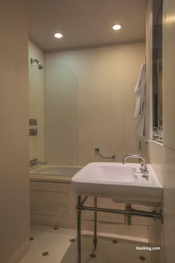 Woodlands Park Hotel Cobham  Bagian luar foto