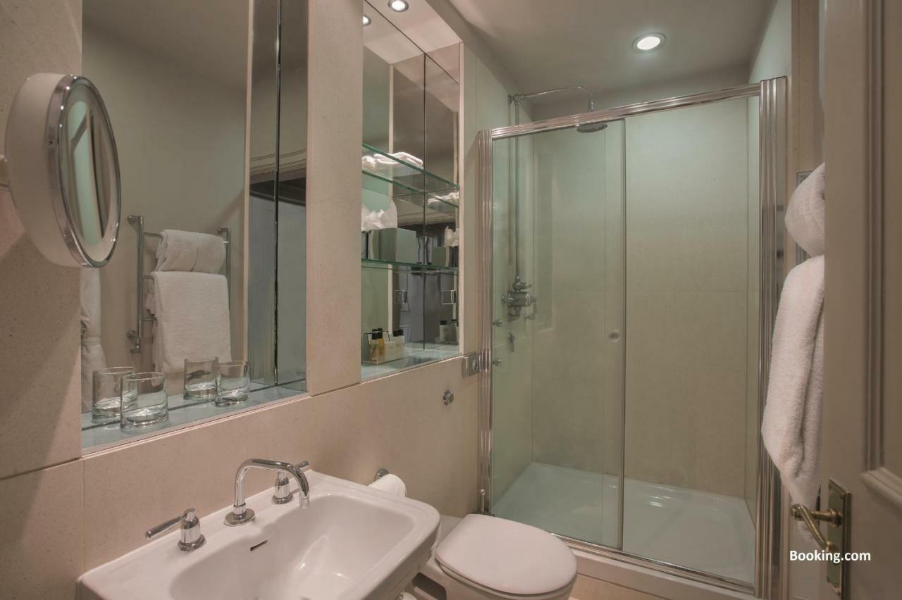 Woodlands Park Hotel Cobham  Bagian luar foto