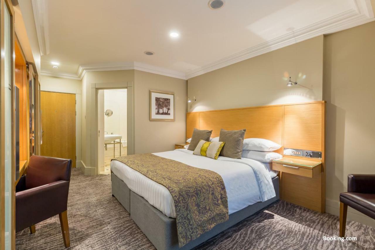 Woodlands Park Hotel Cobham  Bagian luar foto