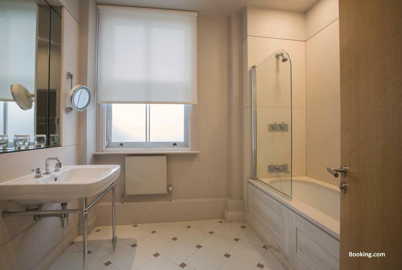 Woodlands Park Hotel Cobham  Bagian luar foto